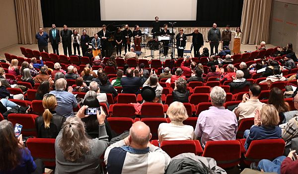 Composer bows at the National Gallery of Art